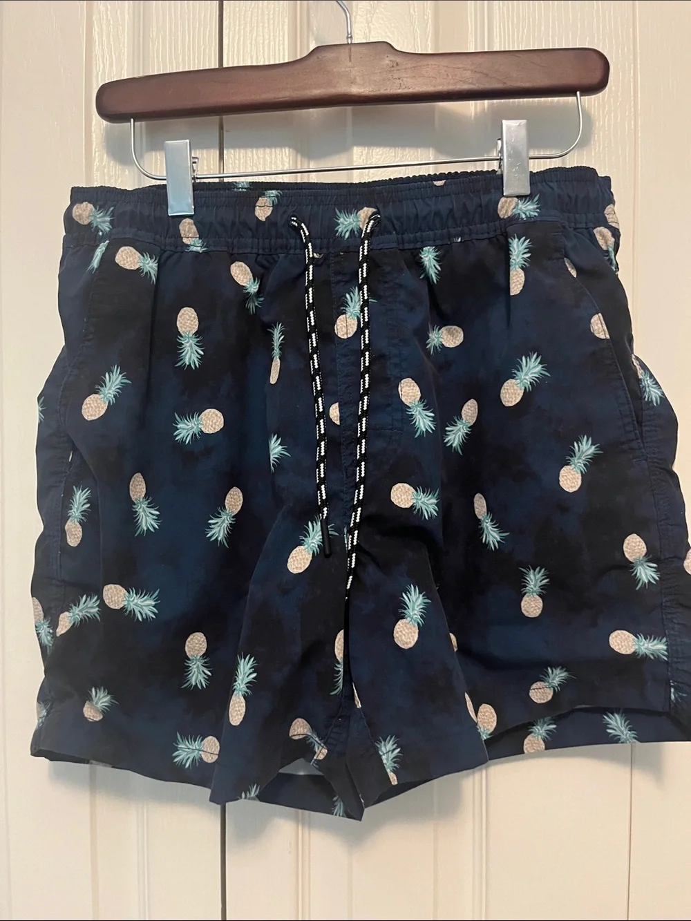 American eagle men’s swim trunks. Navy with pineapples. Size small 5in inseam